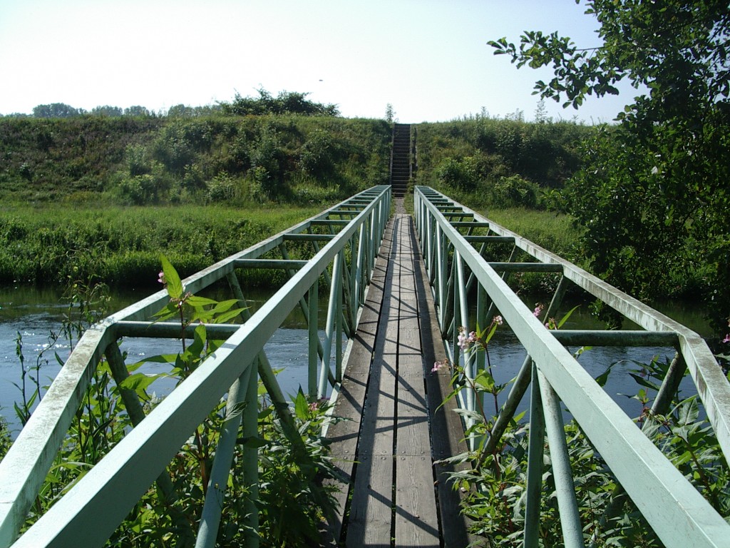 Fußgängerbrücke über einen kleinen Seitenarm des Rhein
