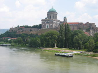 Esztergom von der Donaubrücke aus
